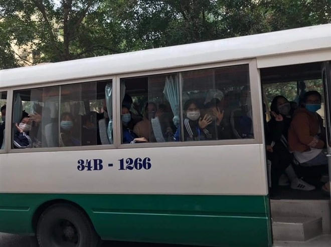 Hàng trăm sinh viên được huy động lên tuyến đầu tham gia chống dịch. (Ảnh: H.Y.).