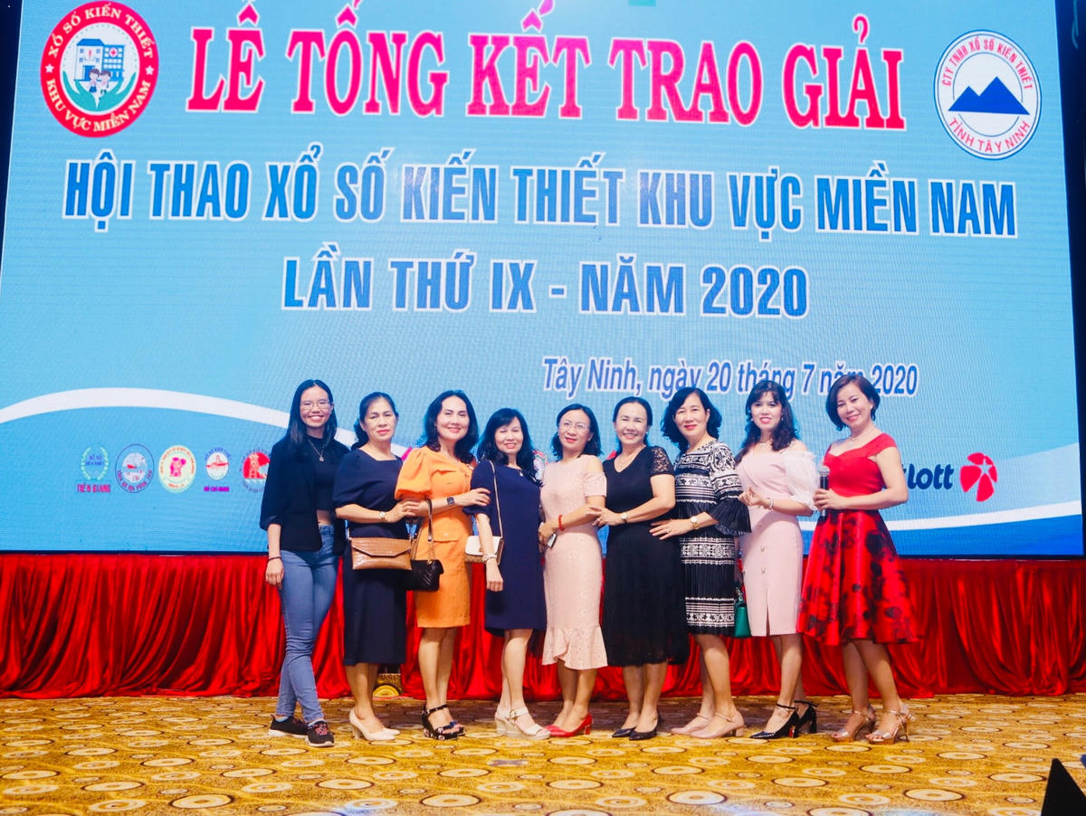 Nữ CEO Thiên Khang Media chụp ảnh lưu niệm cùng đại biểu Hội thao Xổ số Kiến thiết miền nam vào năm 2020.