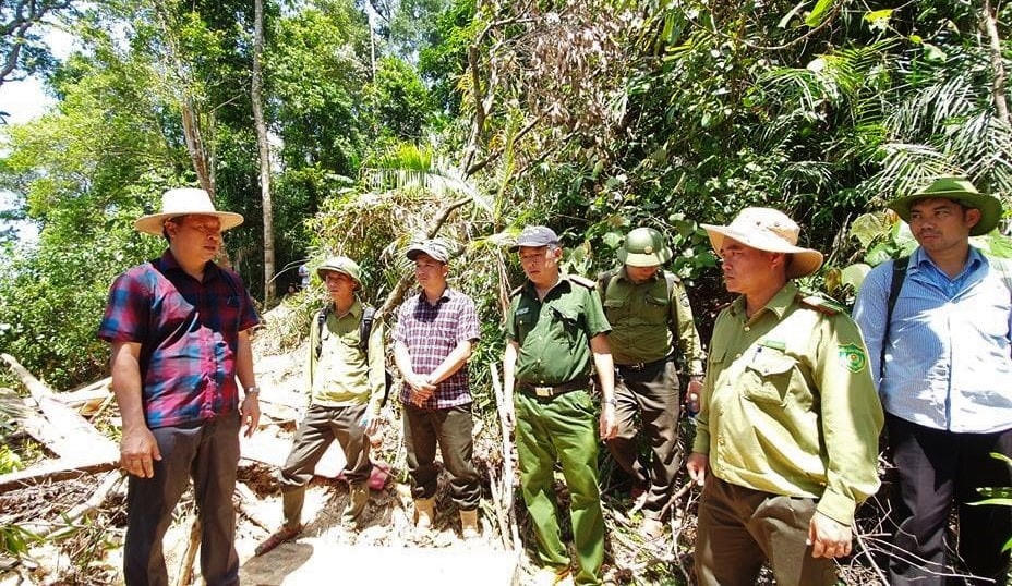 Ông Hồ Quang Bửu (bên trái) kiểm tra vụ phá rừng phòng hộ ở xã Trà Bùi.
