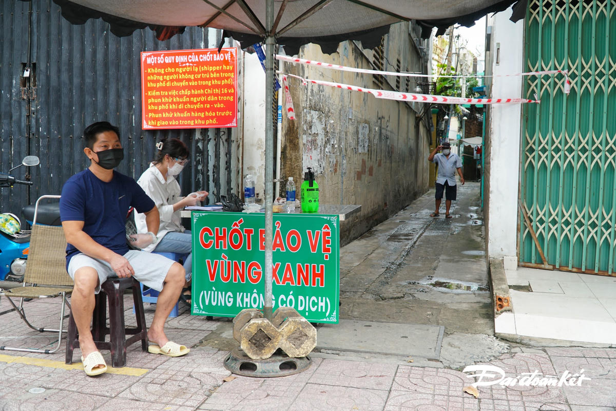 Một chốt bảo vệ khác trên đường Nguyễn Đình Chiểu, những chốt ngày do chính người dân thay phiên nhau trực chốt.