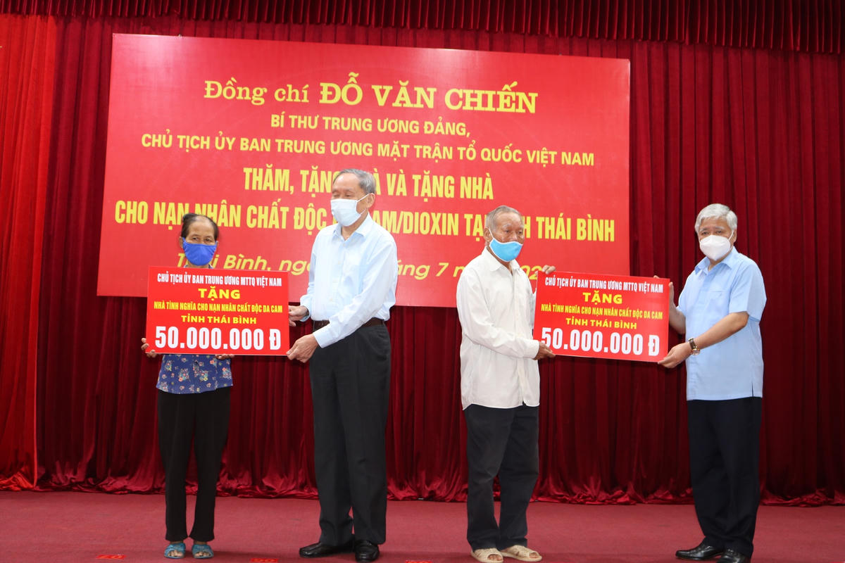 Chủ tịch UBTƯ MTTQ Việt Nam Đỗ Văn Chiến cùng Chủ tịch Hội nạn nhân chất độc da cam/dioxin Việt Nam Nguyễn Văn Rinh trao tiền hỗ trợ xây nhà cho các nạn nhân.