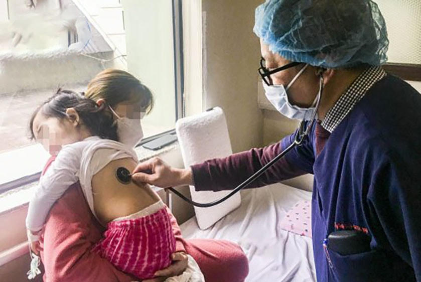 Bác sĩ thăm khám cho một bệnh nhi mắc hội chứng hậu Covid-19 tại Bệnh viện Nhi trung ương.