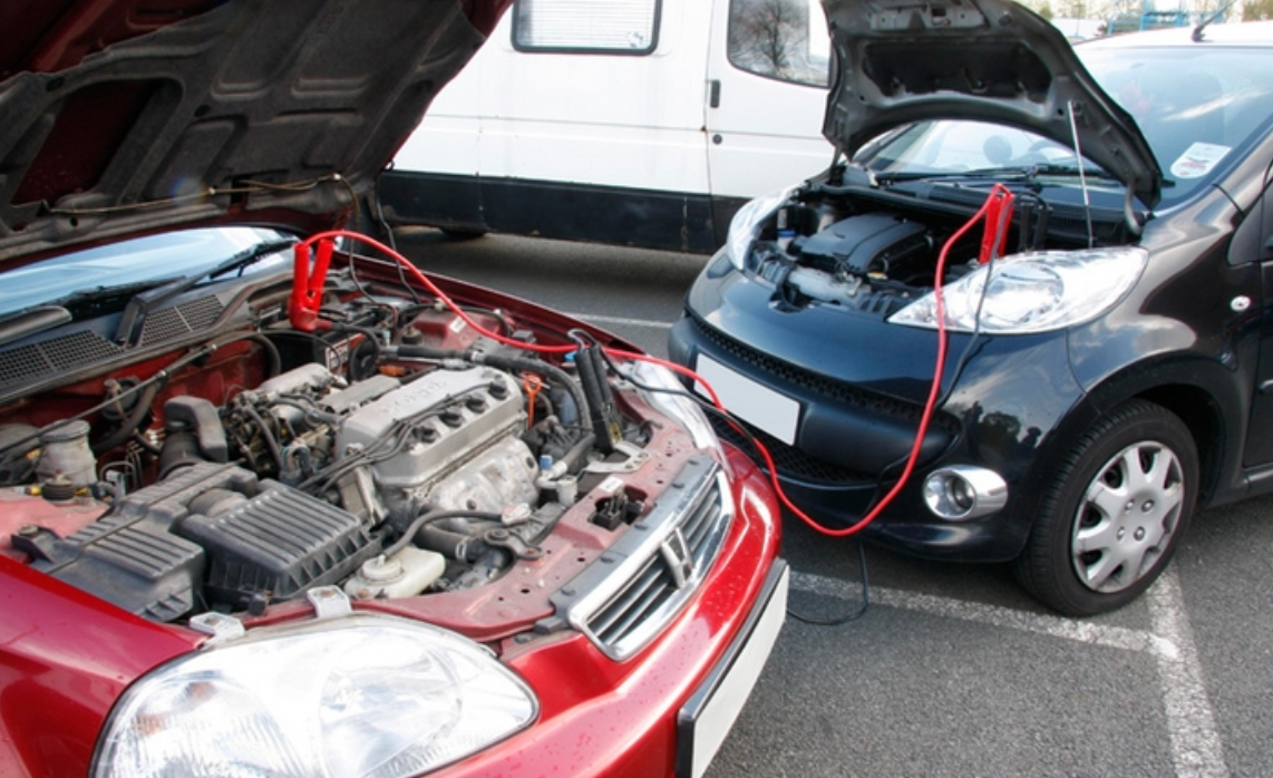 Nếu ắc quy yếu, có thể áp dụng cách "câu điện" từ xe ô tô khác. Ảnh minh hoạ. 