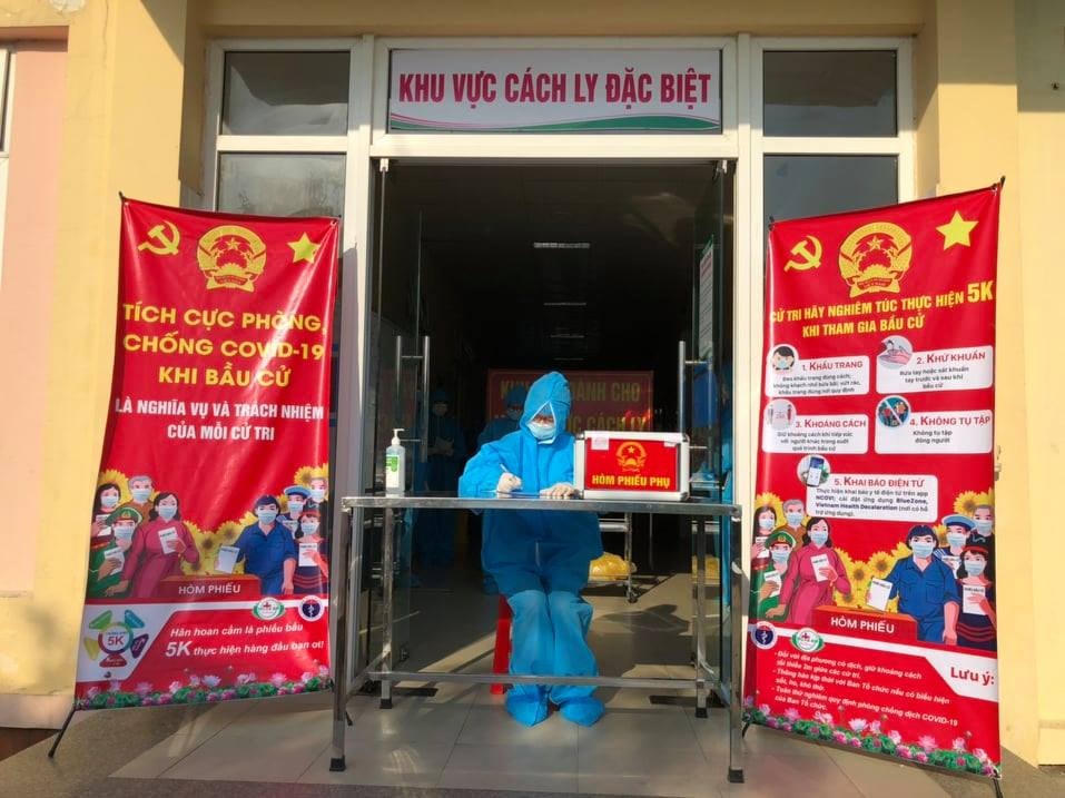 Ngoài 6 bệnh nhân, 9 cán bộ của Trung tâm Bệnh nhiệt đới (BV Đa khoa Nghệ An) cũng thực hiện quyền cử tri của mình tại Khu vực cách ly đặc biệt.