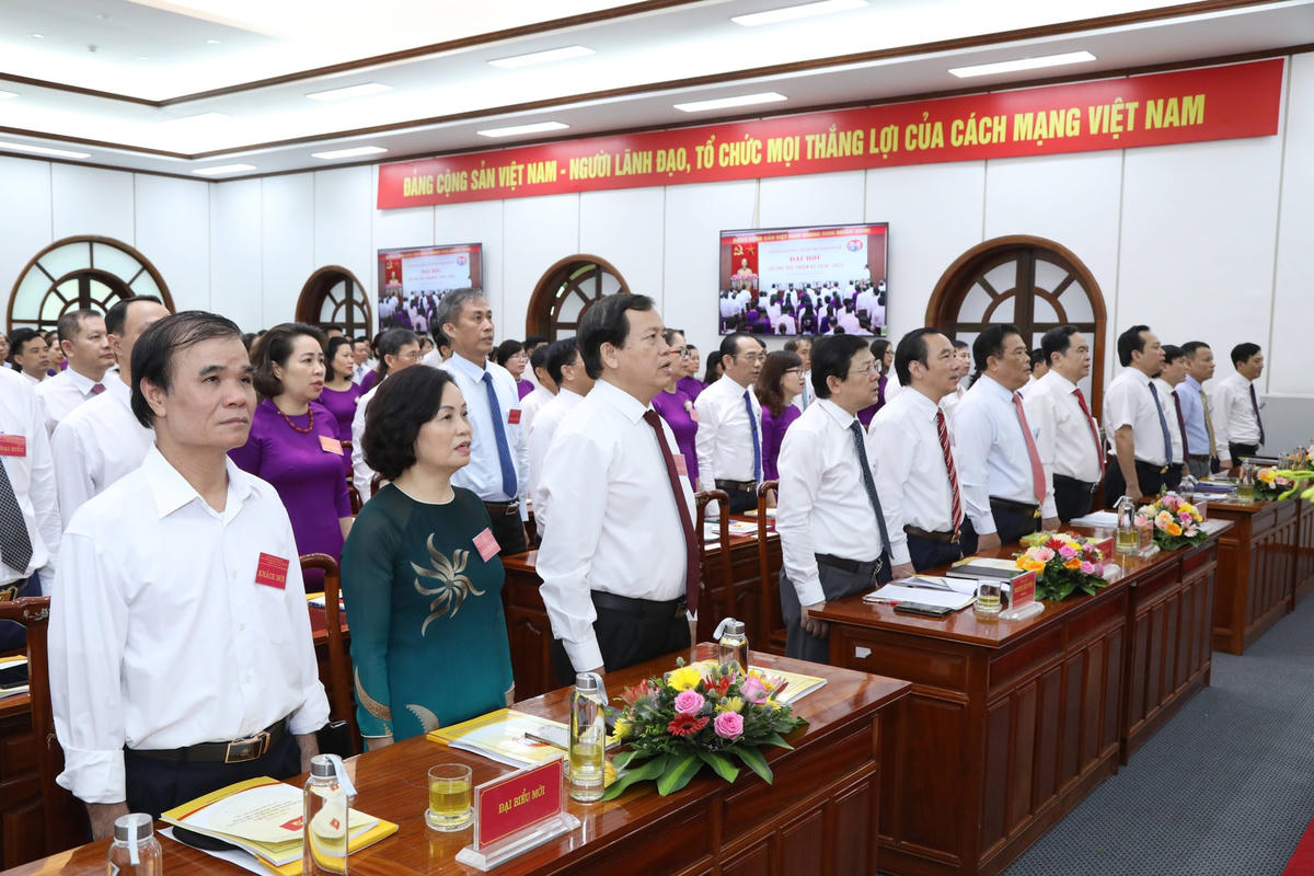 Các đại biểu thực hiện nghi lễ khai mạc Đại hội.