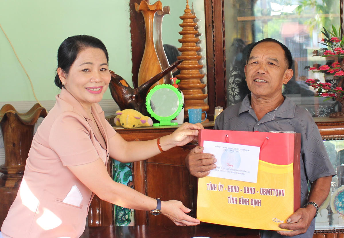 Trưởng ban Dân vận Tỉnh ủy, Chủ tịch Ủy ban MTTQ Việt Nam tỉnh Bình Định Nguyễn Thị Phong Vũ thăm và tặng quà cho ông Đinh Khiel - bệnh binh thôn Thạnh Quang, xã Vĩnh Hiệp, huyện Vĩnh Thạnh. 