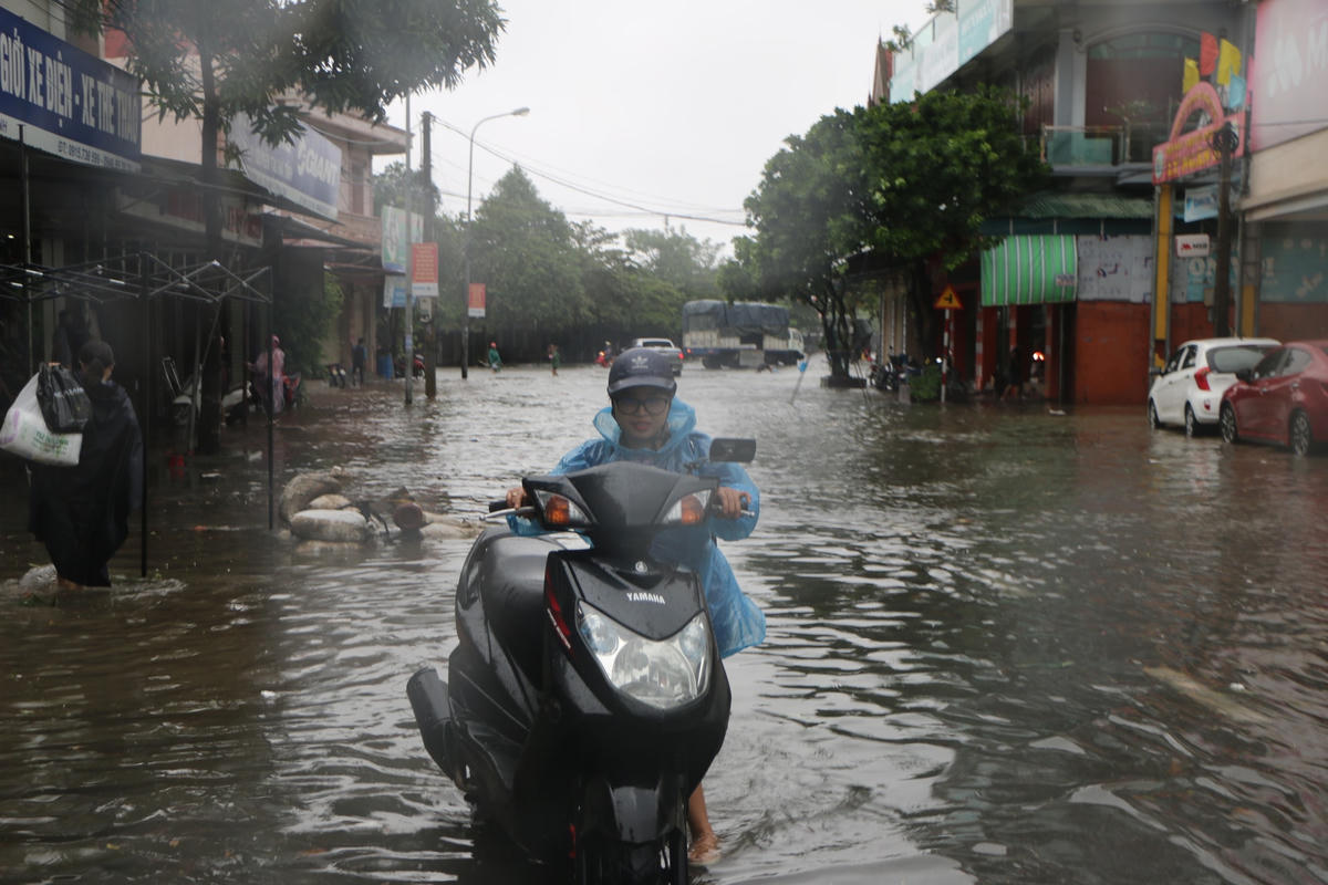 Phương tiện giao thông lưu thông trên các tuyến đường ngập 