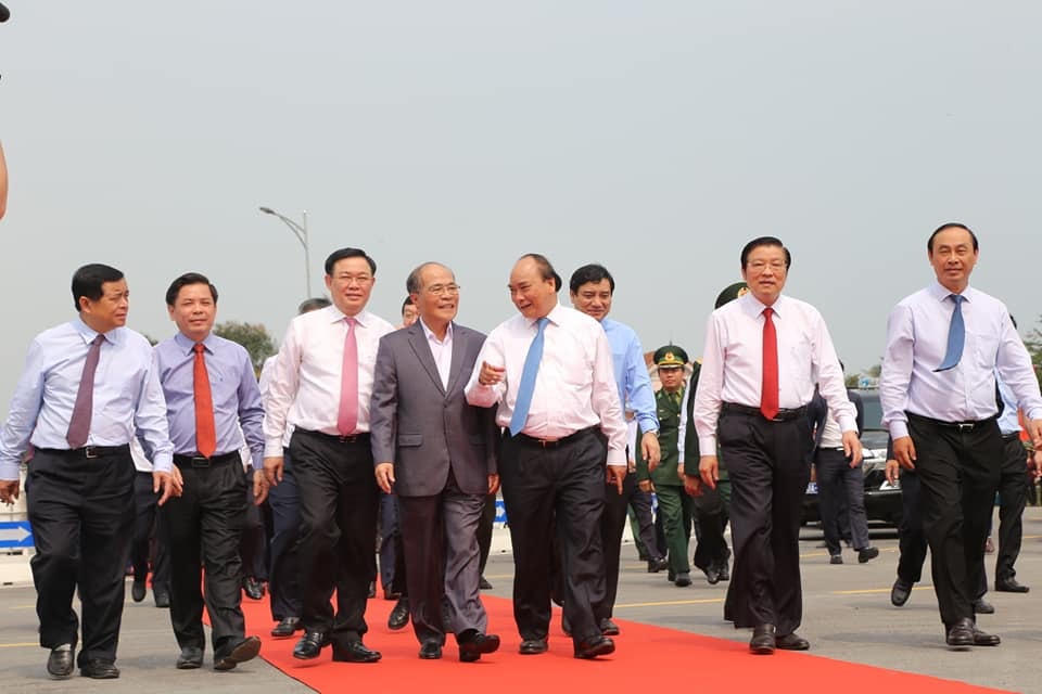 Thủ tướng Chính phủ Nguyễn Xuân Phúc cùng lãnh đạo bước trên chiếc cầu đẹp nhất Bắc Trung Bộ.
