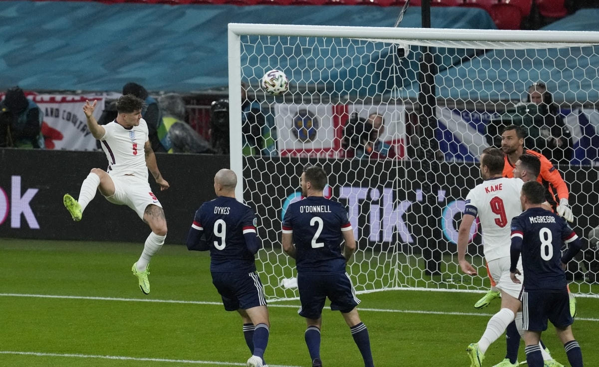 John Stones bay người đánh đầu đẹp mắt nhưng cột dọc đã từ chối bàn thắng của anh.
