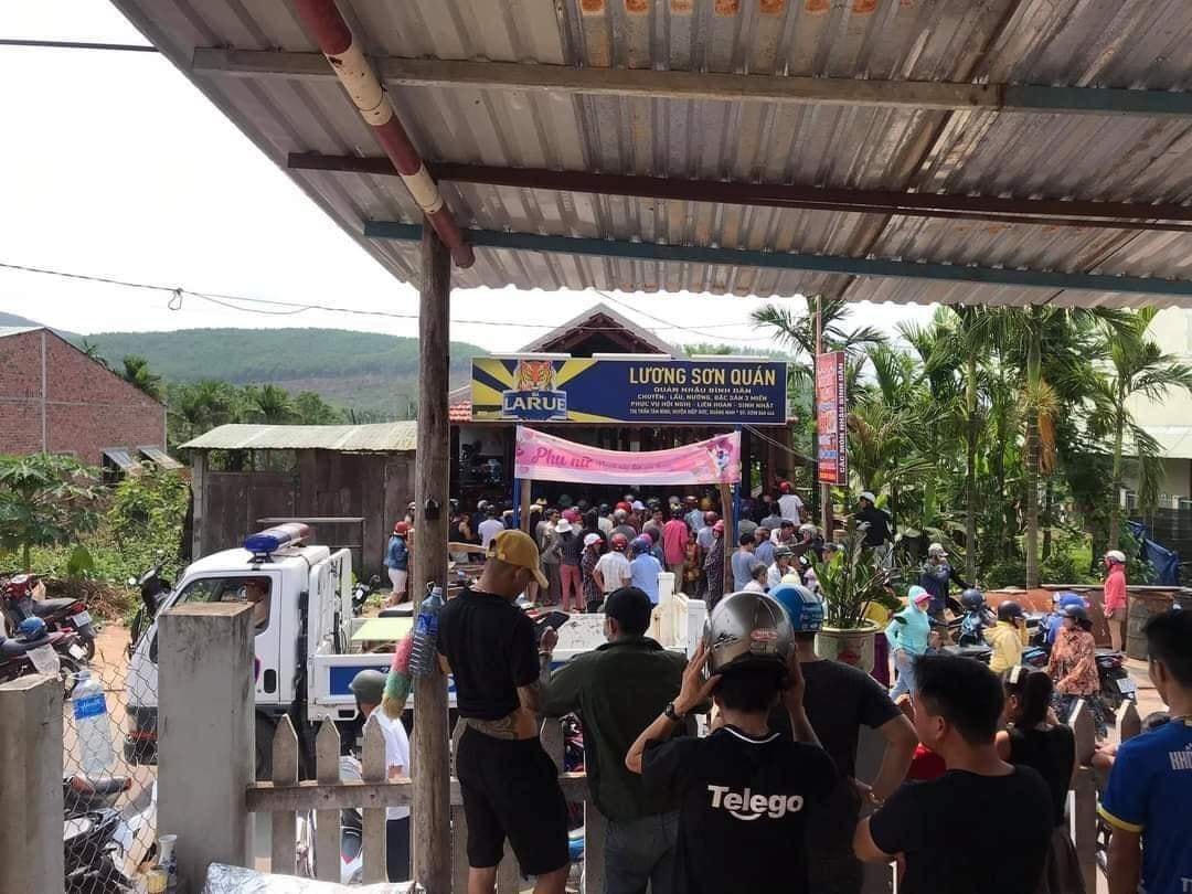 Rất đông người dân hiếu kỳ đến nơi xảy ra vụ án. (Ảnh CTV).