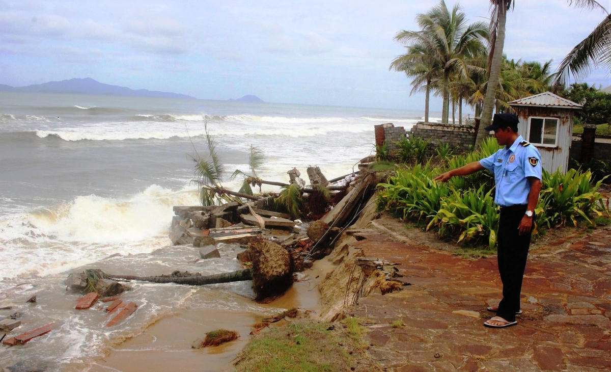 Ông Du chỉ đoạn bờ biển bị sạt lở nghiêm trọng.