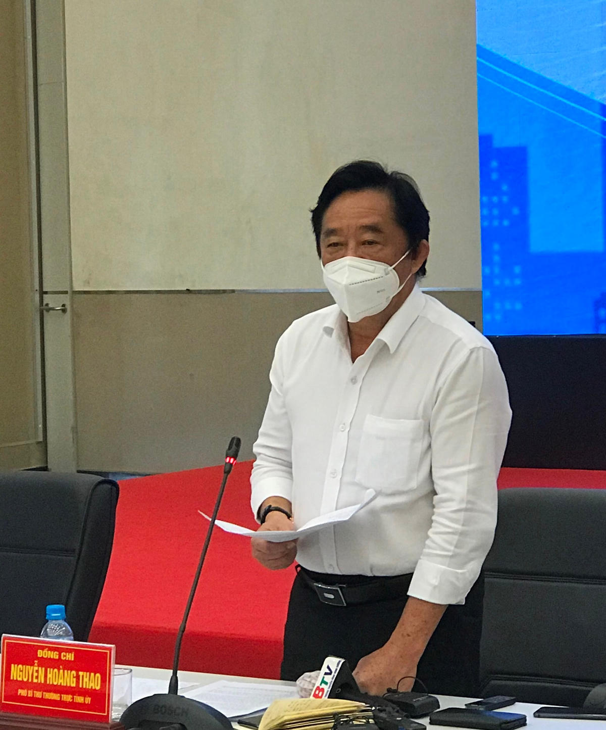 Ông Nguyễn Hoàng Thao trao đổi thông tin tại hội nghị.