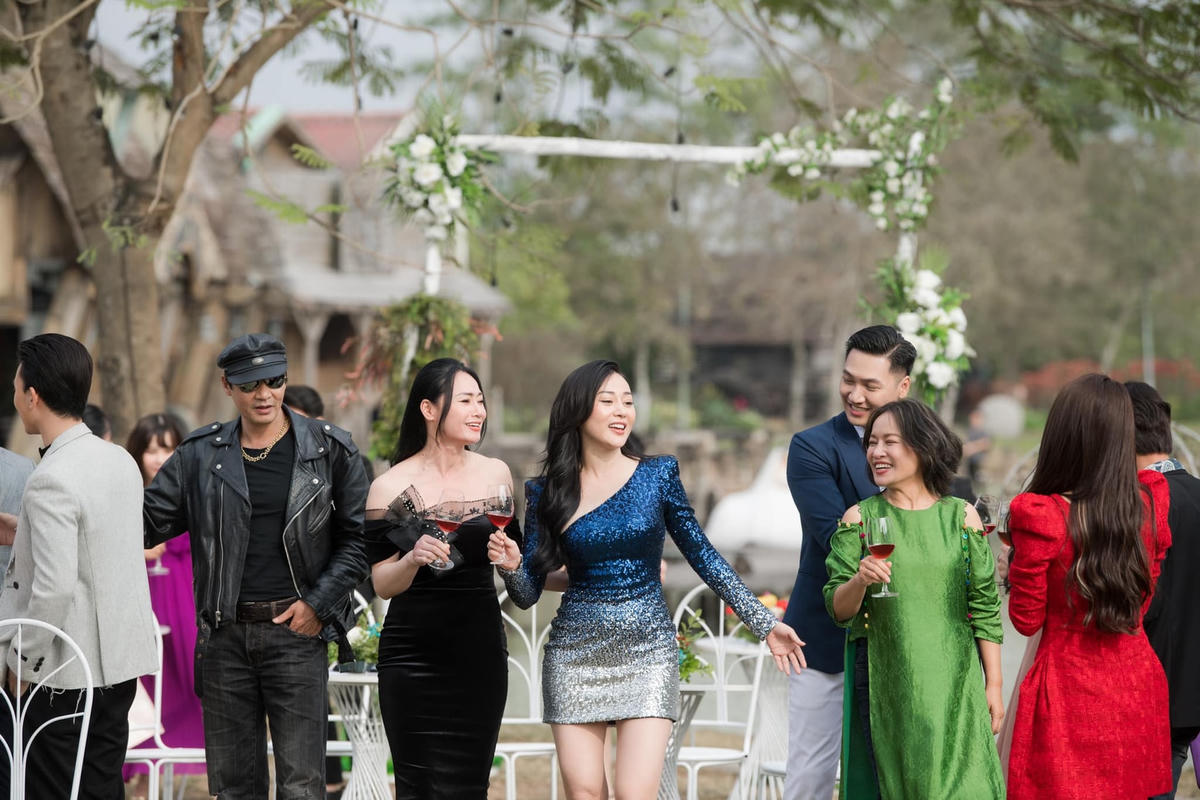 Phương Oanh nổi bật với bộ ảnh ôm sát khoe trọn đường cong cơ thế.