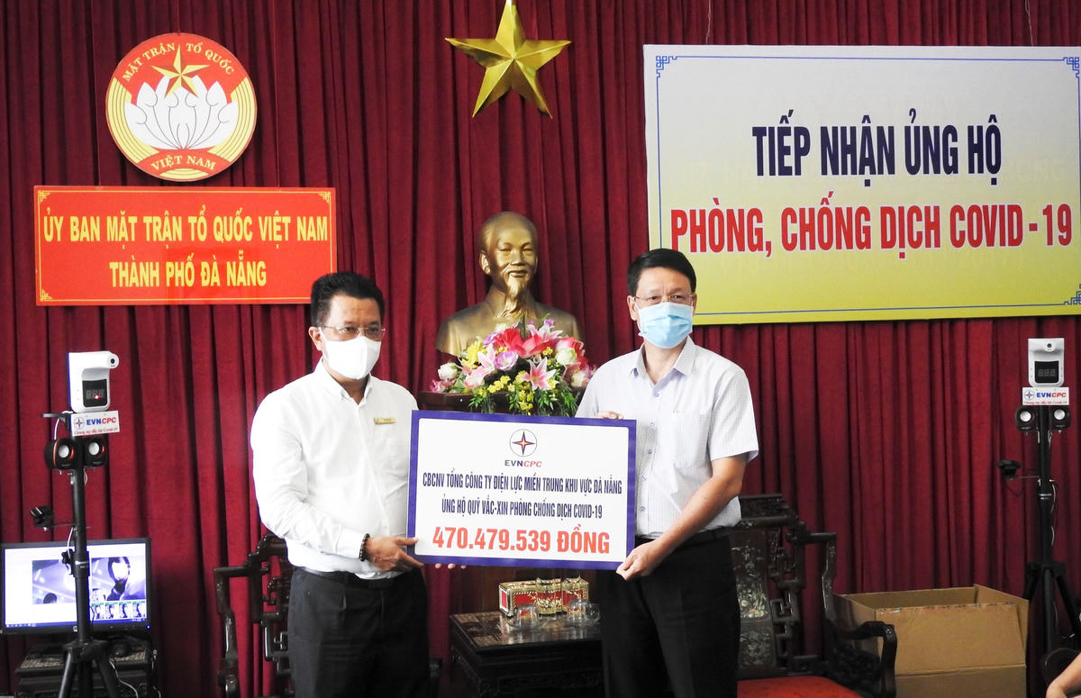 Tổng Công ty Điện lực miền Trung ủng hộ Quỹ vaccine phòng Covid-19. Ảnh Thanh Tùng.