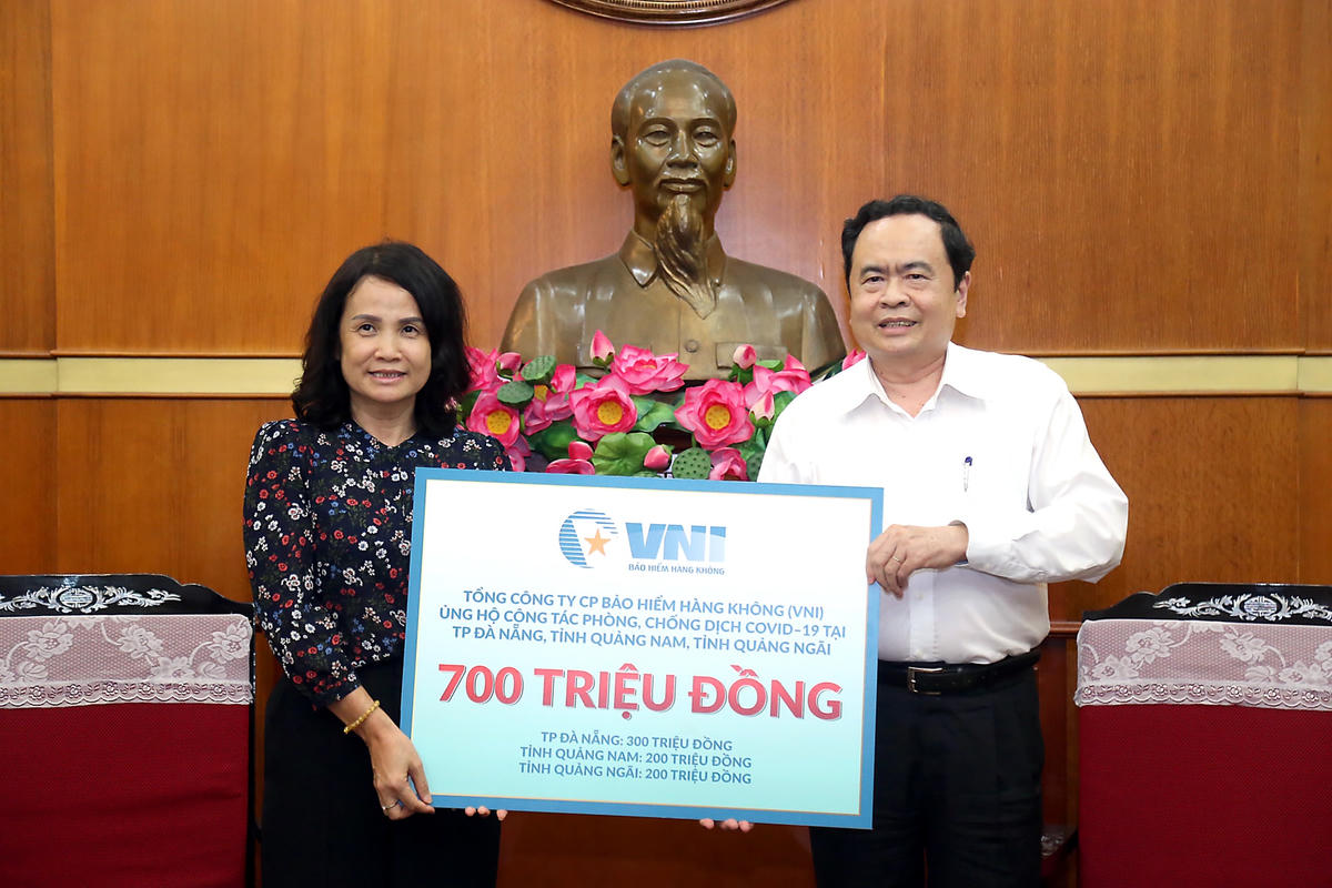 Chủ tịch Trần Thanh Mẫn tiếp nhận ủng hộ từ Tổng Công ty cổ phần Bảo hiểm Hàng không (VNI). Ảnh: Kỳ Anh.