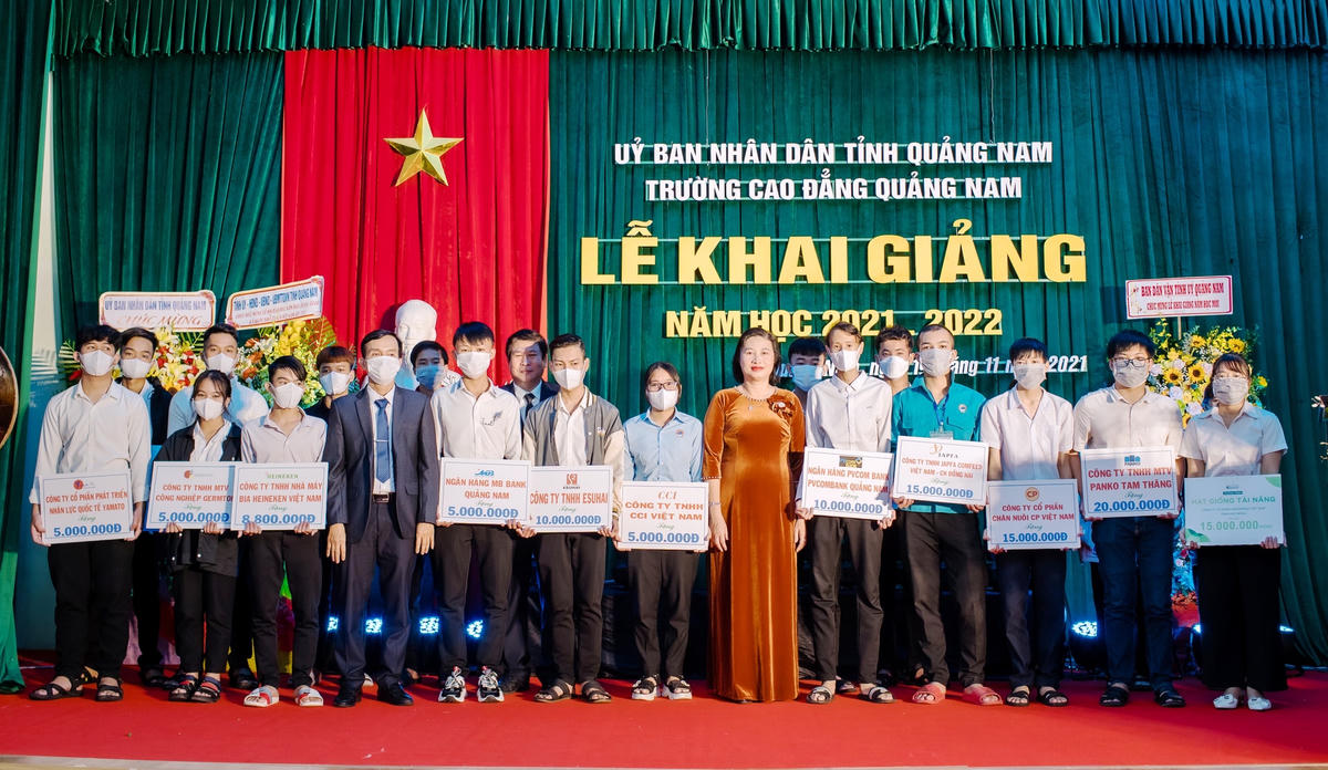 Rất động các doanh nghiệp hỗ trợ học bổng cho  học sinh, sinh viên nhà trường.