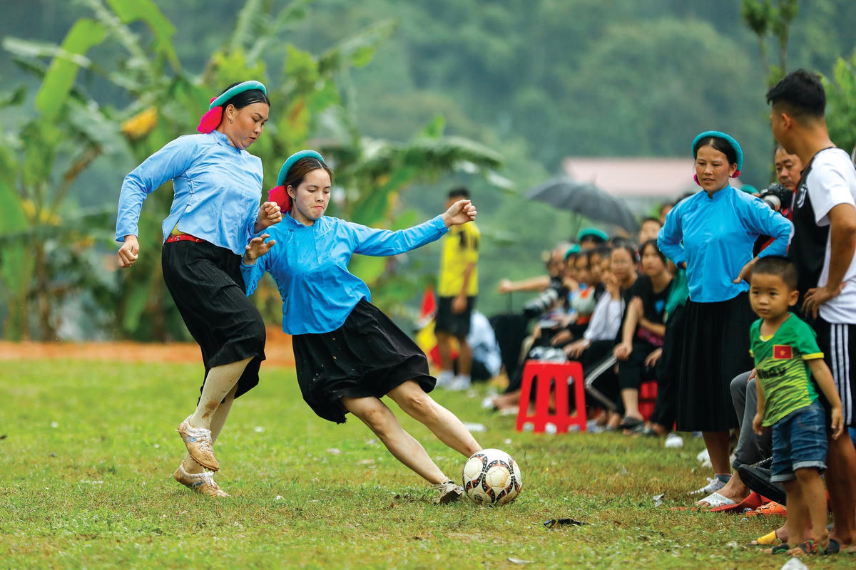 Mỗi đội bóng gồm 7 cầu thủ, đội thứ nhất mặc áo có màu xanh nhạt, đội còn lại mặc màu sẫm hơn.