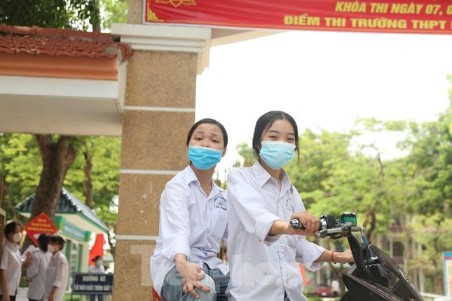 Luyến (phía trước) đưa Dung đi học suốt 3 năm THPT.