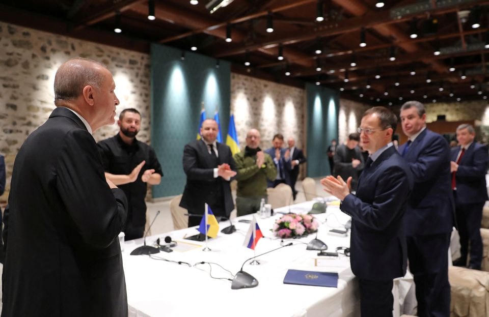 Tổng thống Thổ Nhĩ Kỳ Tayyip Erdogan chào các nhà đàm phán Nga và Ukraine trước cuộc hội đàm trực tiếp tại Istanbul. Ảnh: Reuters.