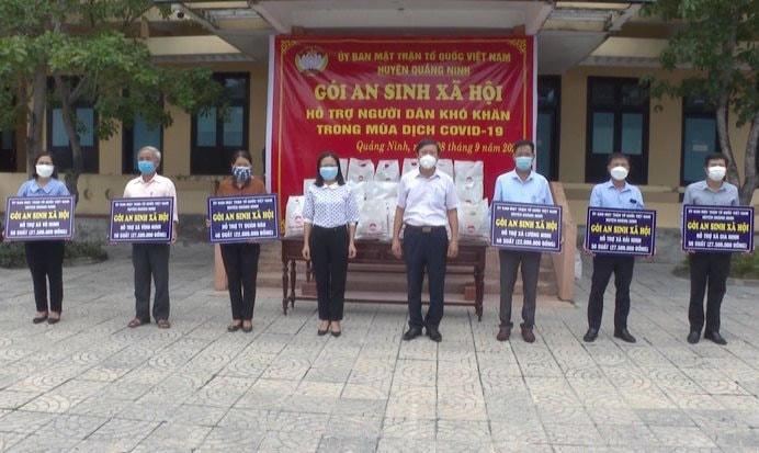 Mặt trận huyện Quảng Ninh trao biển tượng trưng gói an sinh cho các địa phương.