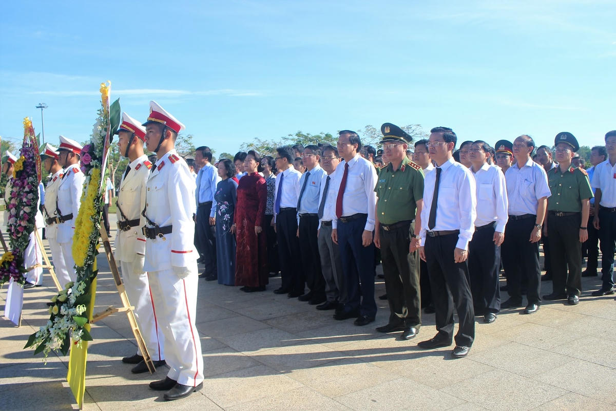  Chủ tịch Quốc hội Nguyễn Thị Kim Ngân cùng đoàn công tác dâng hương tưởng niệm tại Tượng đài Mẹ VNAH.