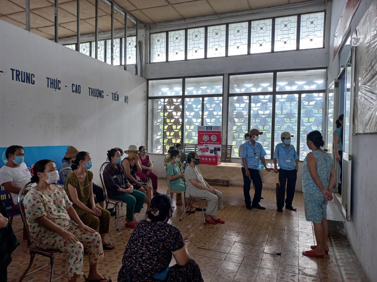 Để đảm bảo công tác phòng, chống dịch tất cả tiểu thương được lấy mẫu xét nghiệm đều tuân thủ giãn cách và đeo khẩu trang theo bố trí của lực lượng lấy mẫu.