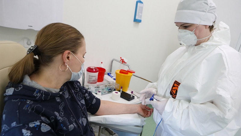 Thử nghiệm tiêm vaccine Covid-19 cho một tình nguyện viên tại Nga.