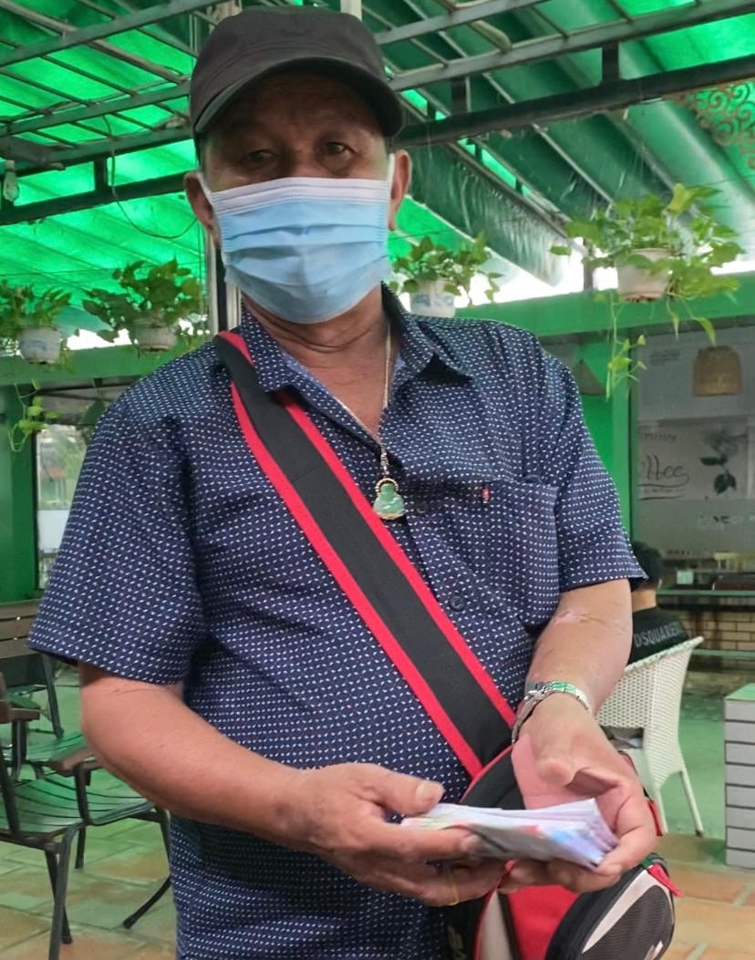 Ông Phong chia sẻ công việc bán vé số.