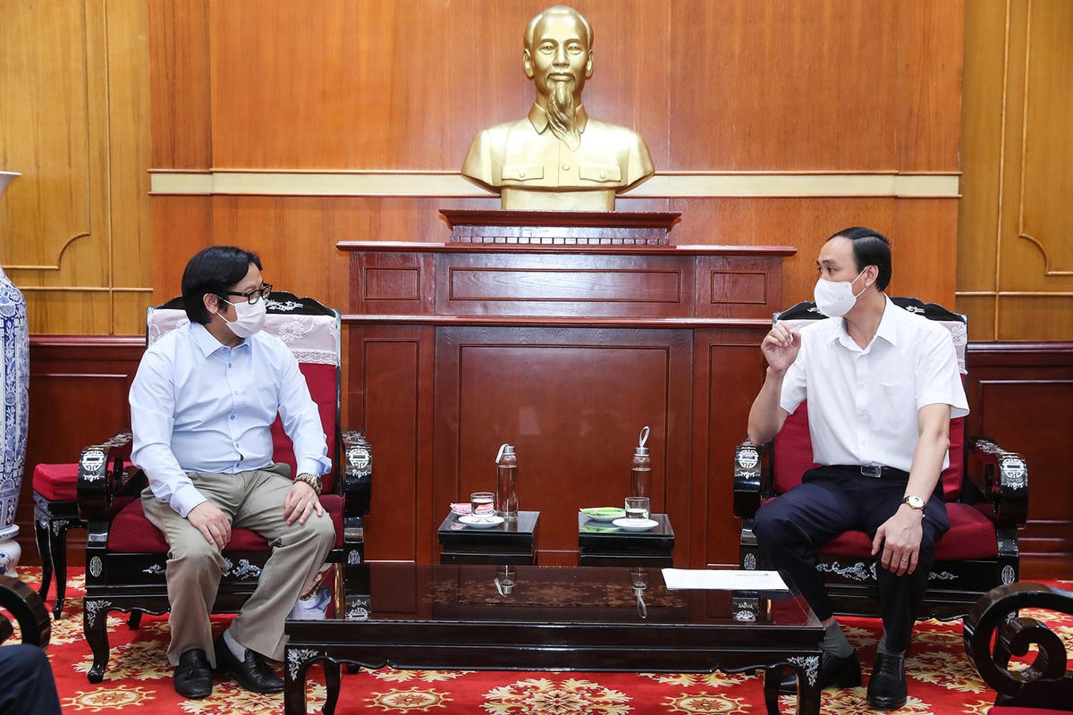Phó Chủ tịch Phùng Khánh Tài trao đổi với Phó Tổng biên tập phụ trách Lê Anh Đạt. Ảnh: Quang Vinh.