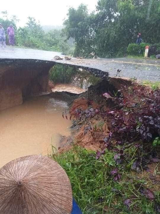 Cống phía dưới tỉnh lộ bị trôi hết đất đá.