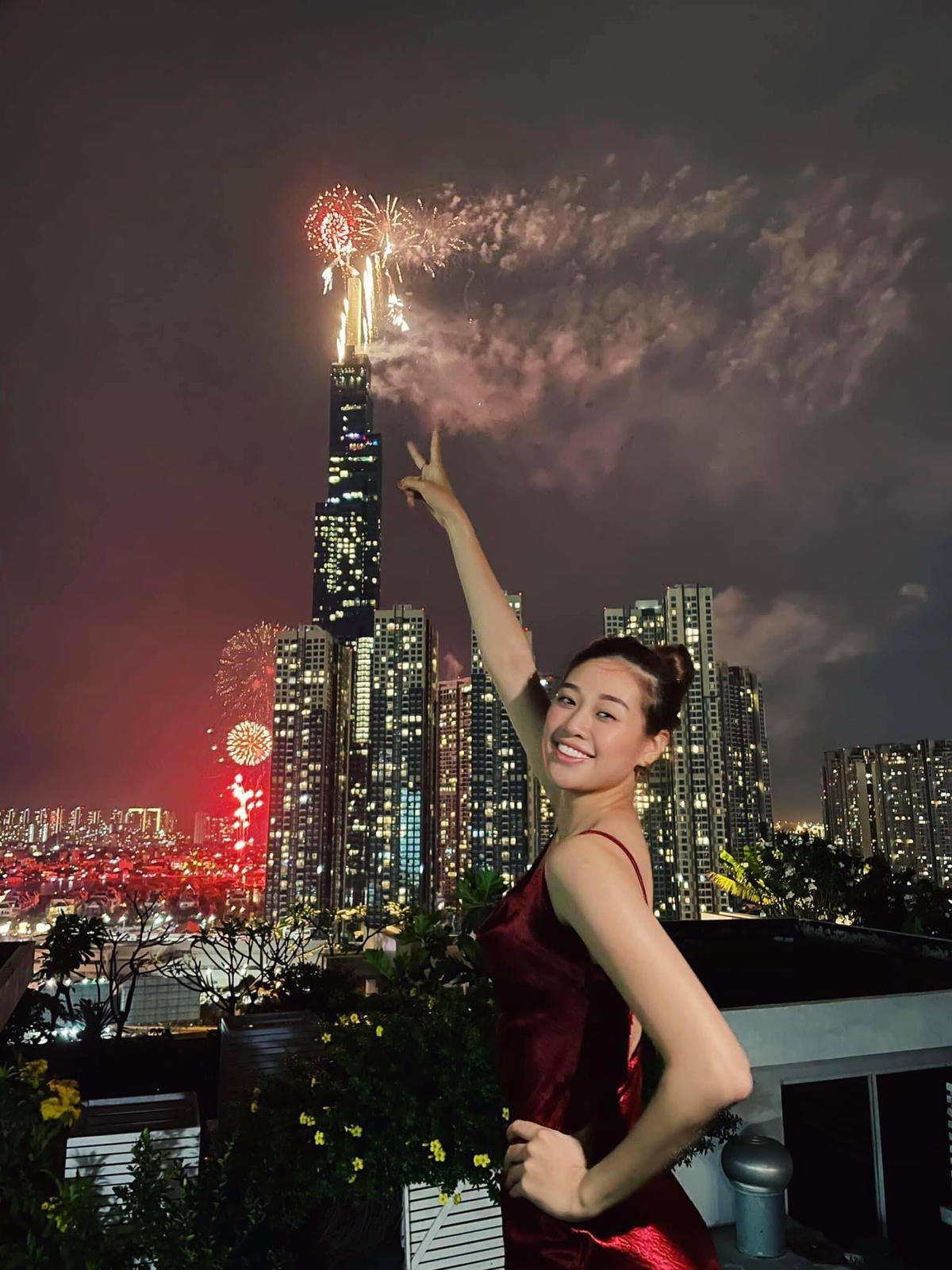 Hoa hậu Khánh Vân gửi lời chúc: “Cảm ơn cả nhà yêu của Vân...thương chúc cả nhà mình mọi điều may mắn, hạnh phúc, sức khoẻ và bình an... Năm 2021 chúng ta đừng ngại ngùng nói lời yêu thương với gia đình, người thân, bạn bè nhé cả nhà... Vân mong chúng ta sẽ có thật nhiều hạnh phúc, thật nhiều yêu thương... Happy New Year”.