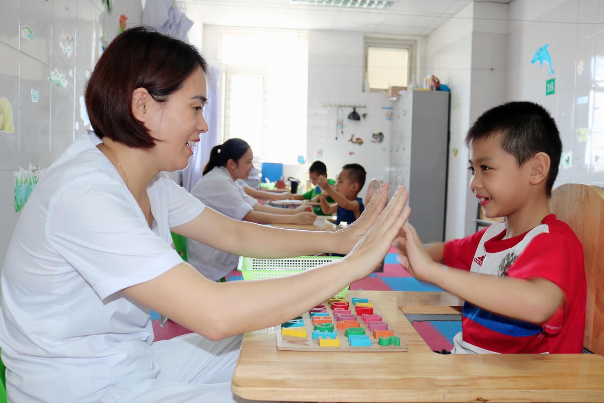 Điều trị cho trẻ em mắc vấn đề về sức khỏe tâm thần.  Ảnh: Hiền Chúc