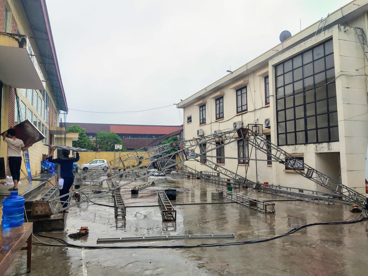 Do trời mưa nên việc dựng rạp có mái che vẫn chưa xong