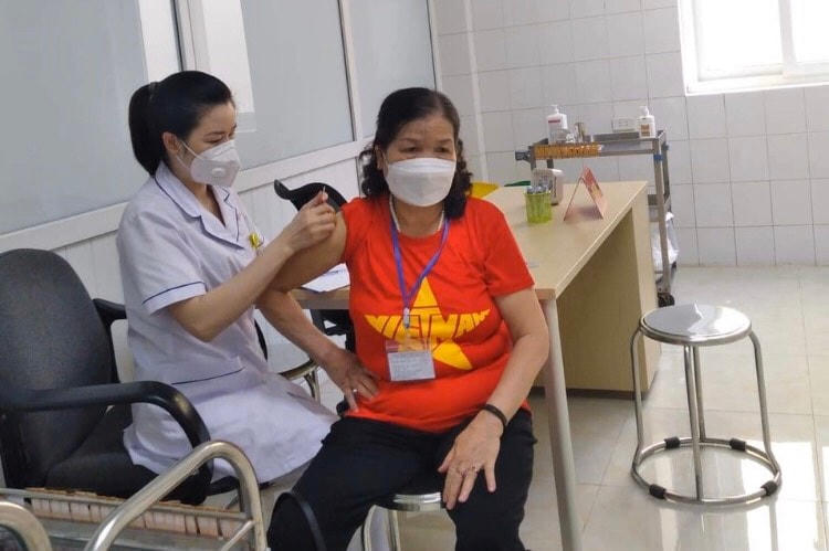 Tình nguyện viên Trần Thị Lan tiêm thử nghiệm vaccine Nanocovax giai đoạn 3.