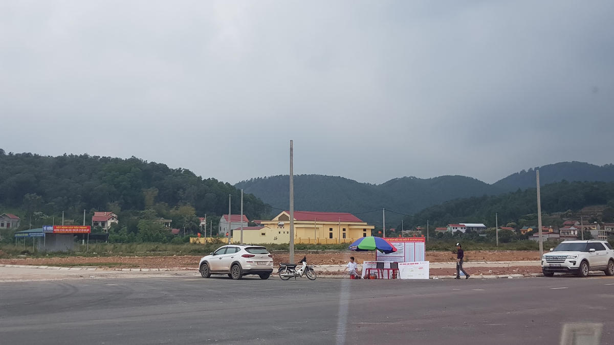 Cò đất xuất hiện "thổi" giá tạo ra cơn "sốt" đất ảo. Ảnh: Nam Anh.