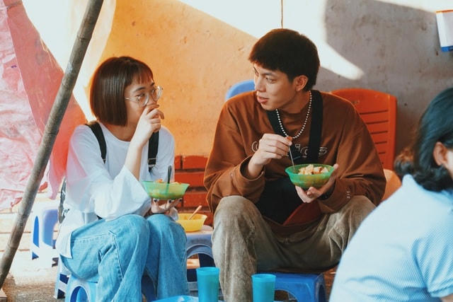 Nhiều bạn trẻ tìm đến thưởng thức món bánh rán đặc biệt này.