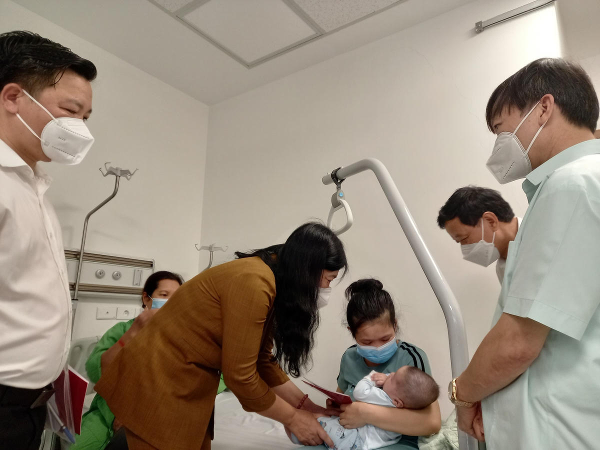 Chủ tịch Nguyễn Lan Hương thăm hỏi, động viên các cháu nhỏ.