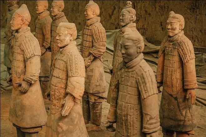 Đông đảo du khách tới tham quan khu di tích này.
