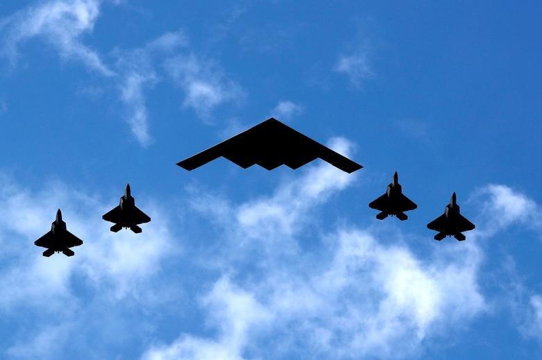 Máy bay ném bom tàng hình B-2 Spirit của Không quân Mỹ bay cùng 4 chiến đấu cơ F-35 của Thủy quân lục chiến Mỹ trong một màn trình diễn mừng Ngày Quốc khánh Mỹ trên sông River, cảng New York và New Jersey ngày 4/7.