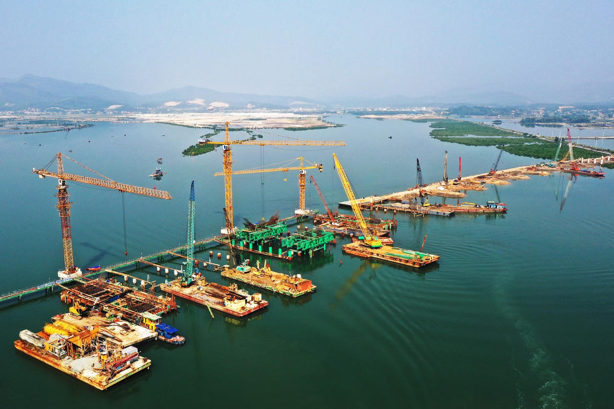 Cầu Cửa Lục 1, công trình nối 2 khu vực Bắc - Nam của TP Hạ Long, dự kiến hoàn thành cuối năm 2021. Ảnh: ĐỖ PHƯƠNG