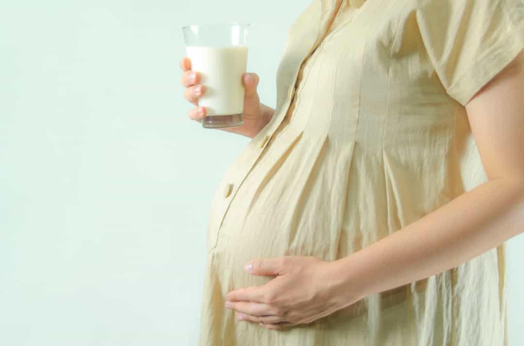 Bà bầu uống sữa được không? - Thực phẩm này là nguồn cung cấp canxi và protein thiết yếu có lợi cho thai nhi đang phát triển.