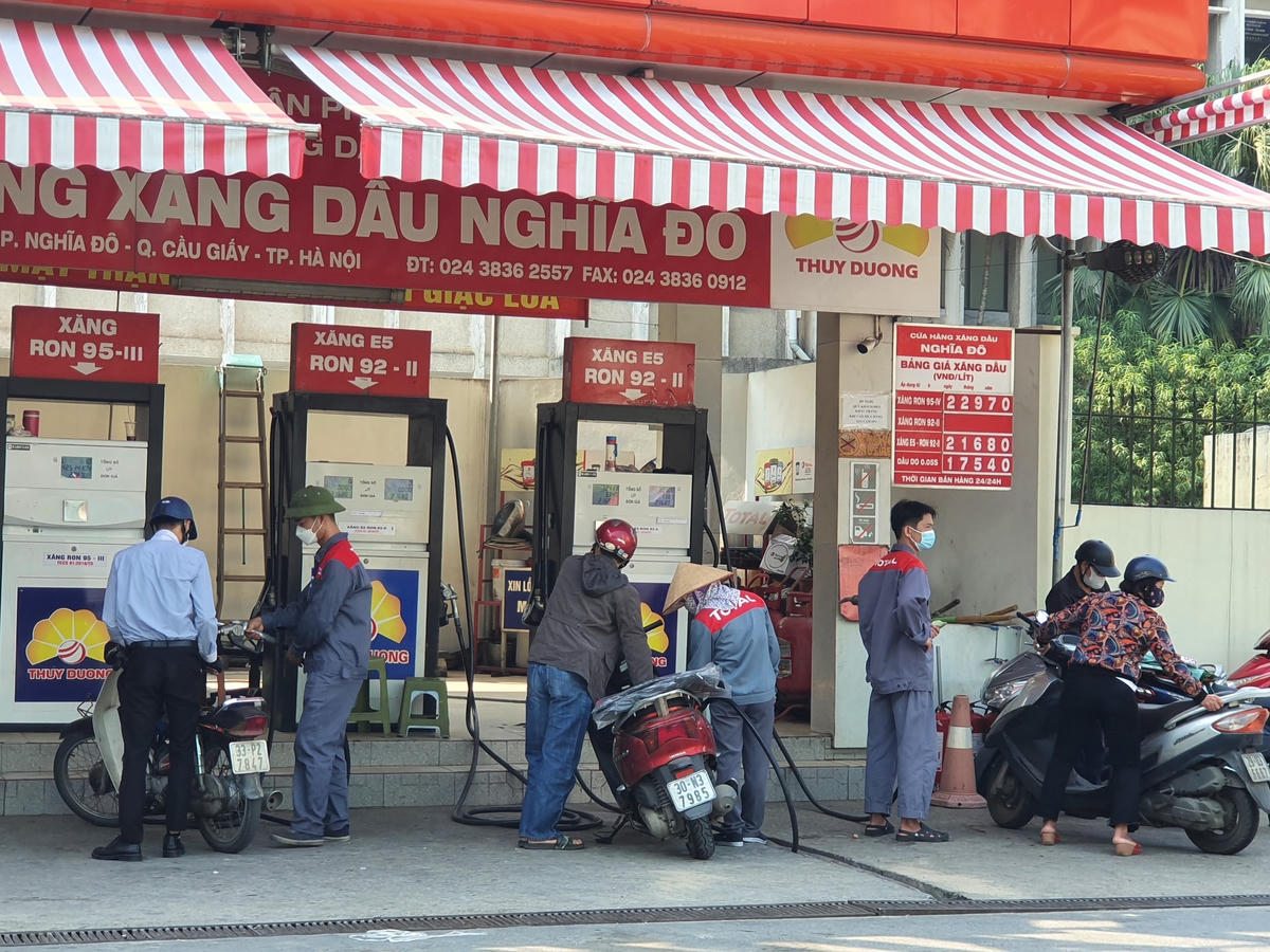Giá xăng tăng, người dân xếp hàng chờ mua 