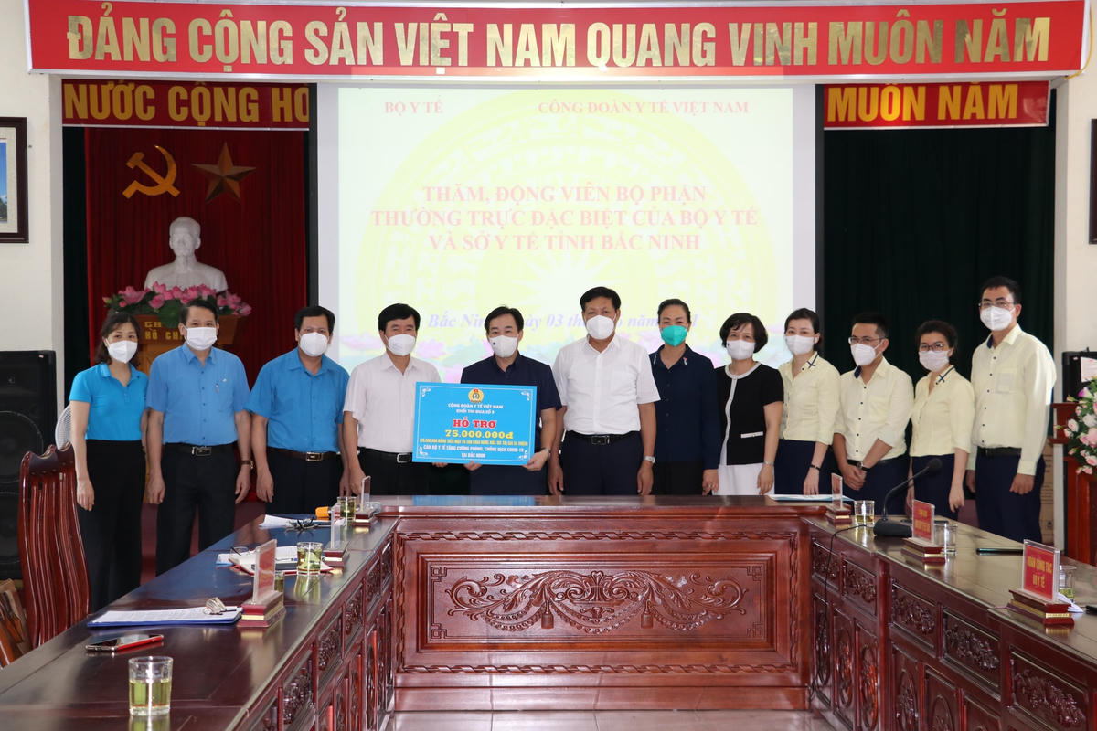 Khối thi đua số 9 thuộc Công đoàn Y tế Việt Nam trao ủng hộ cho Bộ phận thường trực đặc biệt của Bộ Y tế và đội ngũ cán bộ y tế tăng cường tại Bắc Ninh.