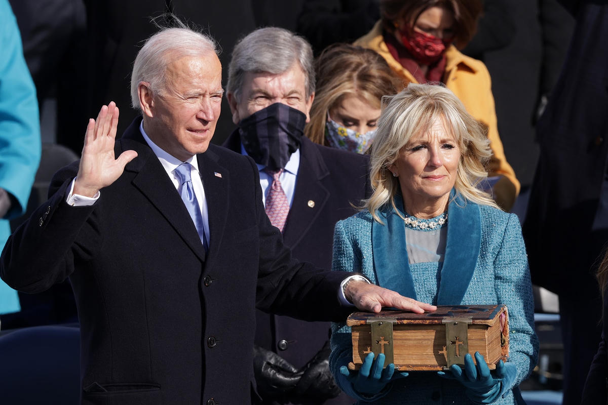 Ông Joe Biden (trái) tuyên thệ nhậm chức trước Chánh án Tòa án Tối cao John Roberts tại Đồi Capitol ở thủ đô Washington DC., ngày 20/1. (Ảnh: CNN). 