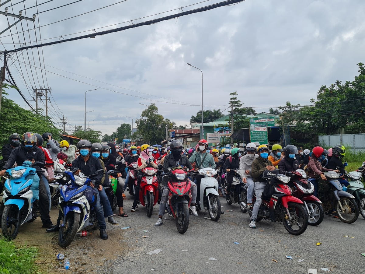 Người dân tập trung đông thành từng nhóm lớn chờ lực lượng chức năng dân đường về quê an toàn trong sáng 2/10. 