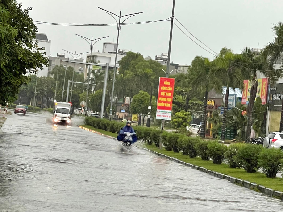 Tuyến đường trục chính qua khu đô thị mới CIENCO5 của thành phố Hạ Long thường xuyên bị ngập mỗi khi có mưa lớn.