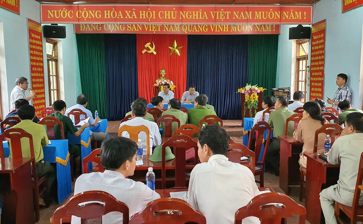 Bí thư Tỉnh ủy Phan Việt Cường, Chủ tịch UBND tỉnh Lê Trí Thanh làm việc với chính quyền huyện Phước Sơn và các ngành liên quan. Ảnh: T.C..