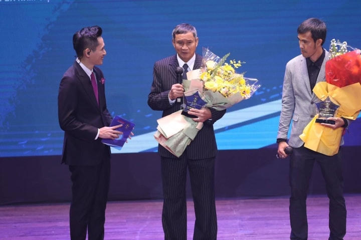 HLV Mai Đức Chung (ĐT nữ Việt Nam) và Phạm Minh Giang (ĐT futsal Việt Nam) chia sẻ cảm xúc khi được trao kỷ niệm chương.