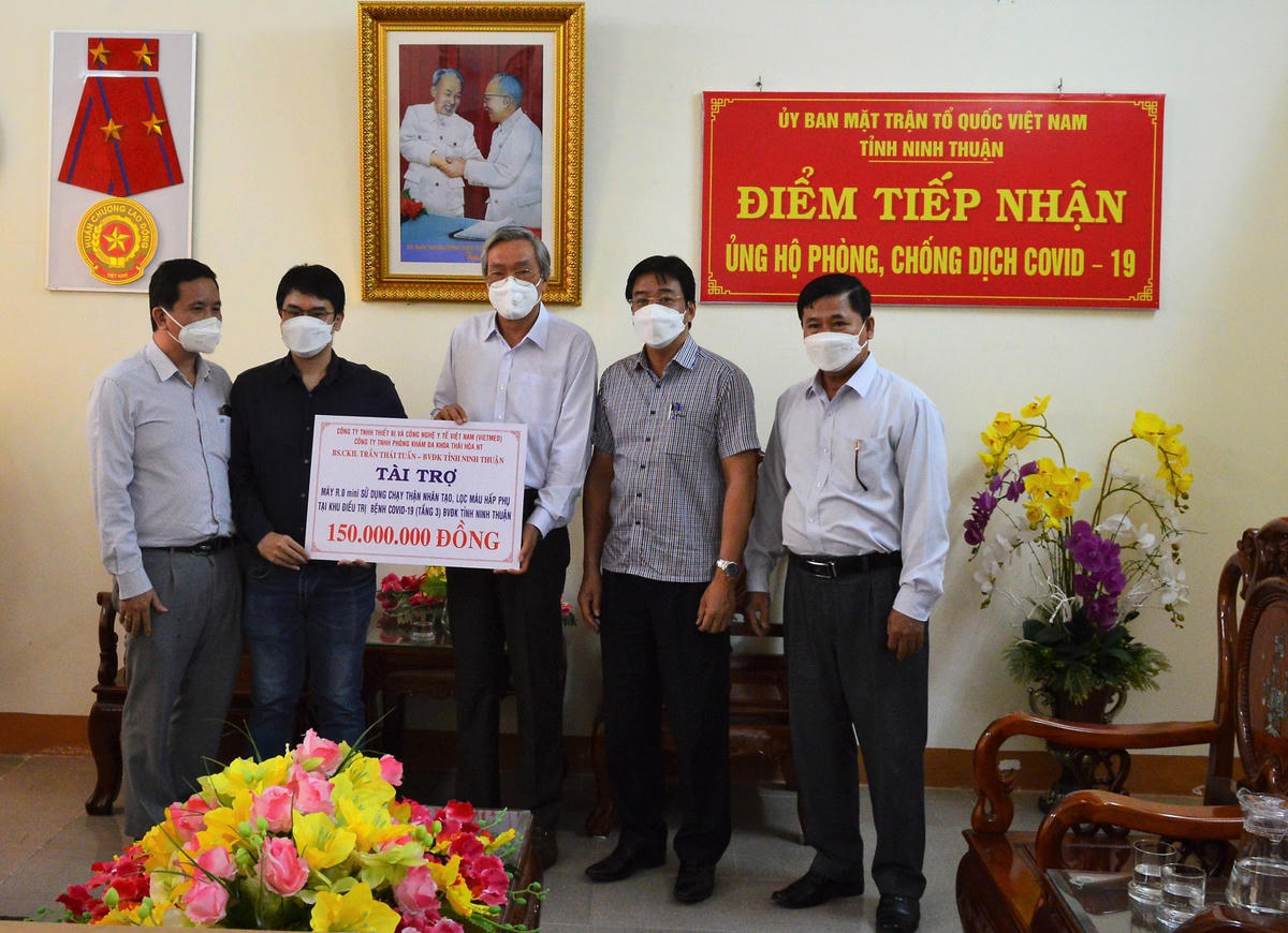 Ông Lê Văn Bình, Chủ tịch Ủy ban MTTQ Việt Nam tỉnh Ninh Thuận tiếp nhân 150 triệu đồng từ Công ty TNHH ThaCo Auto Ninh Thuận ủng hộ.