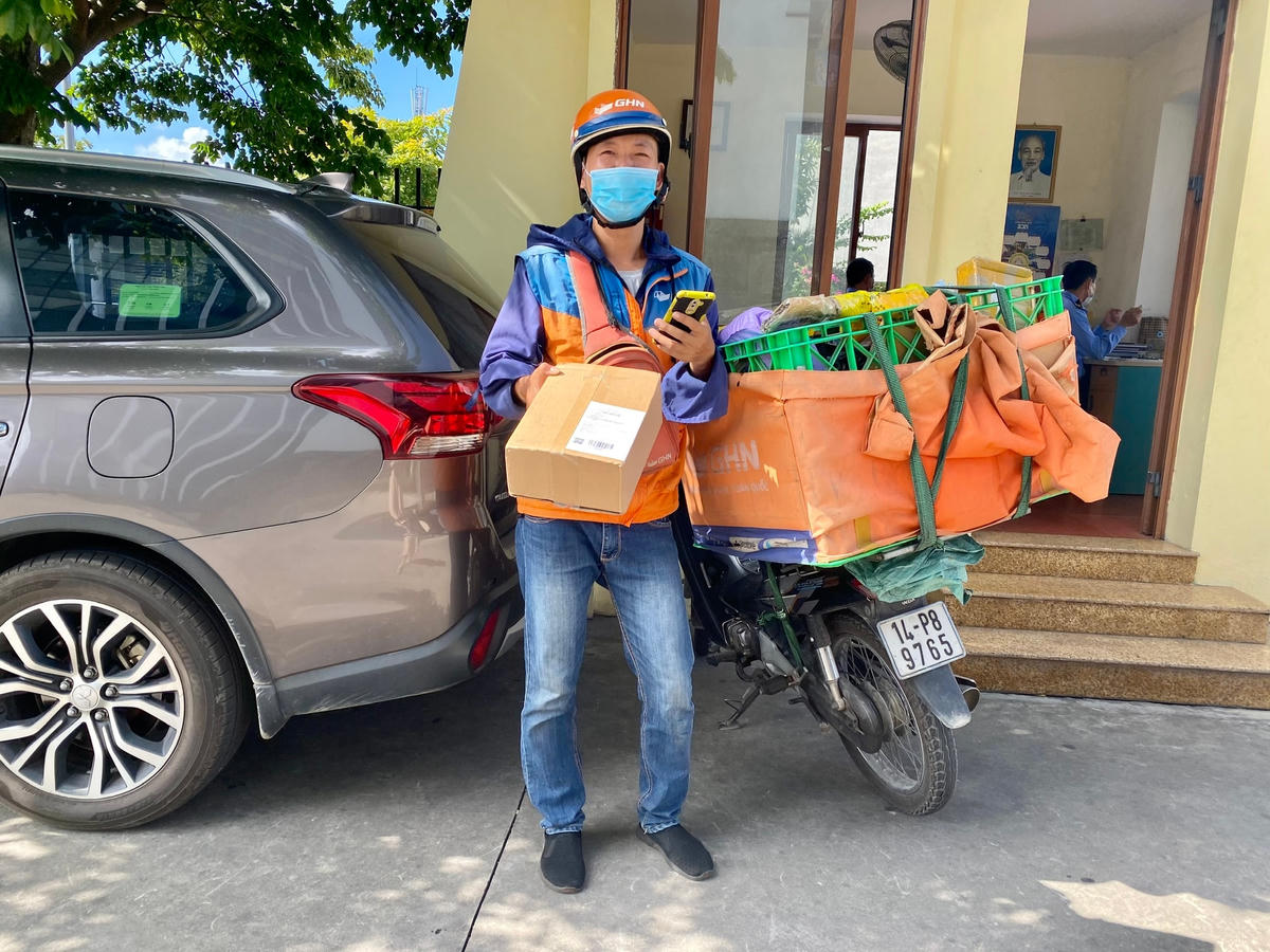 Anh Lâm Minh vui vẻ giao hàng cho khách tại Tòa nhà Liên cơ quan số 4.
